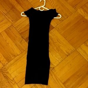 Mid-Legnth Form-Fitting Ribbed Black Dress